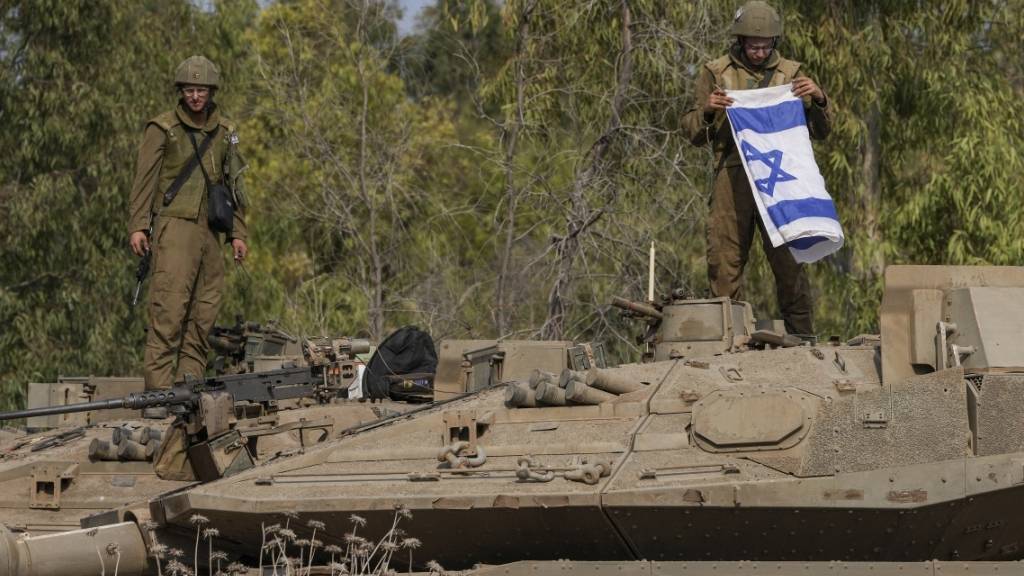 Israelische Soldaten auf ihrer Stellung in Aschkelon nahe der Grenze zum Gazastreifen. Foto: Tsafrir Abayov/AP/dpa