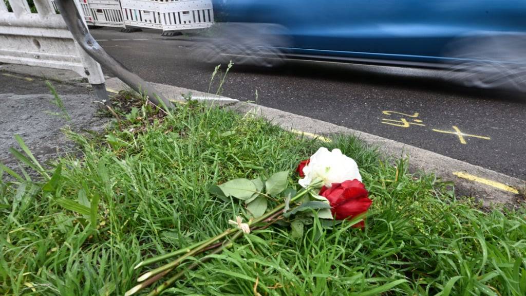Blumen an der Unfallstelle in Stuttgart. Foto: Bernd Weißbrod/dpa