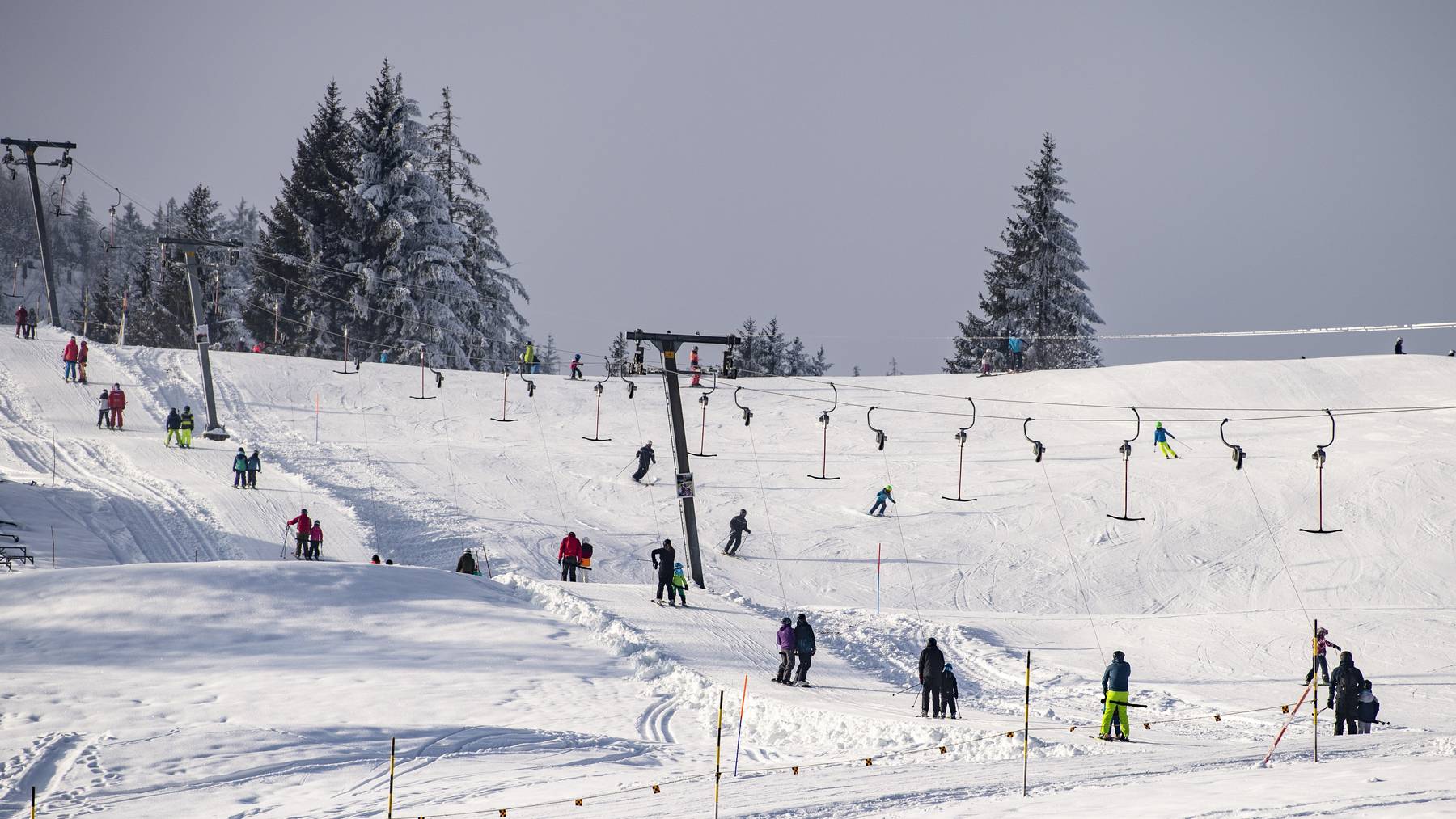 Skifahrer geniessen den schoenen aber kalten Wintertag auf den Skipisten von Sörenberg im Kanton Luzern unter den Corona Massnahmen am Sonntag, 10. Januar 2021.