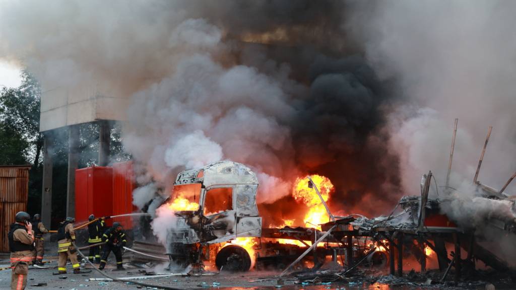 ARCHIV - Rettungskräfte versuchen, einen Brand in einem Postsortierzentrum zu löschen, nachdem dort eine russische Gleitbombe eingeschlagen war. Foto: Kateryna Klochko/AP/dpa