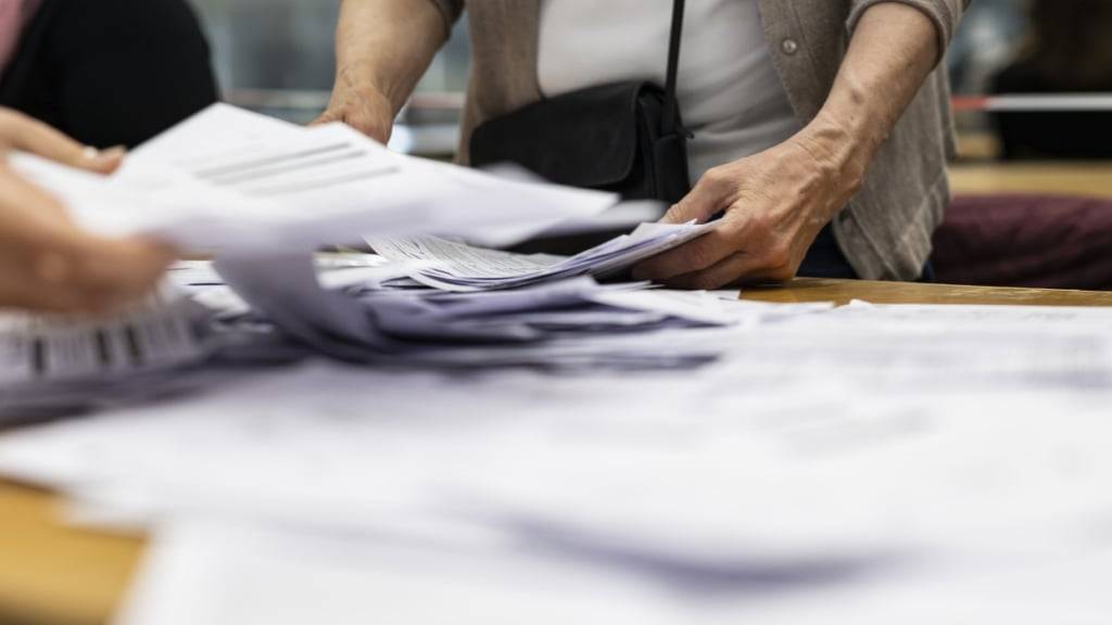 Berner Stimmenzählerinnen an der Arbeit. In der Stadt Bern wird erneut über das geeignete Wahlverfahren diskutiert. (Archivbild)