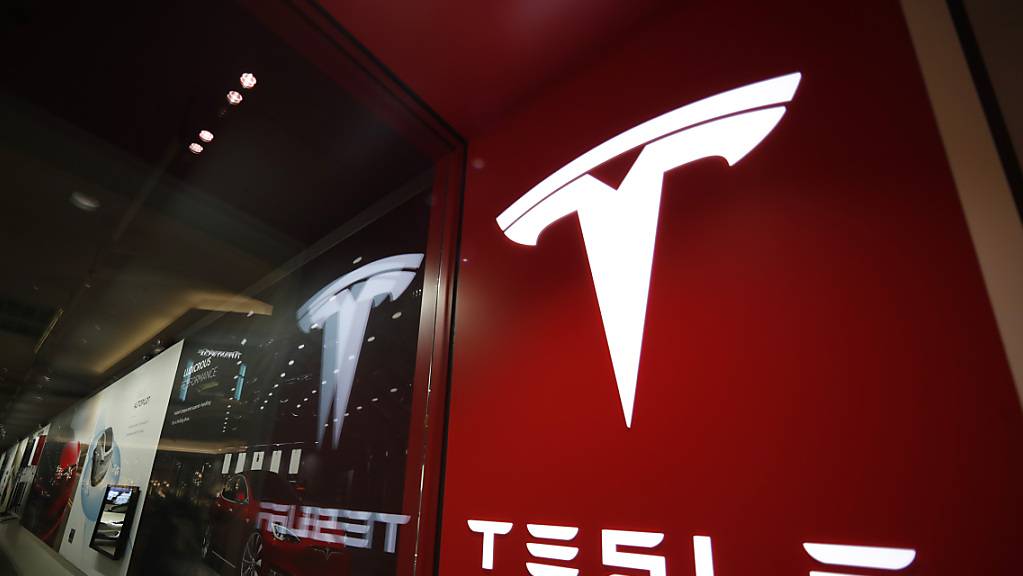 Der US-amerikanische Autobauer Tesla ist erneut mit einer Belästigungsklage konfrontiert. (Archivbild)