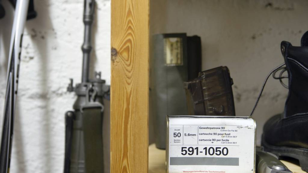 Eine Packung Taschenmunition in einem Kellerabteil. Der Ständerat hat es abgelehnt, Armeeangehörigen diese Packung Munition wieder abzugeben. (Archivbild)
