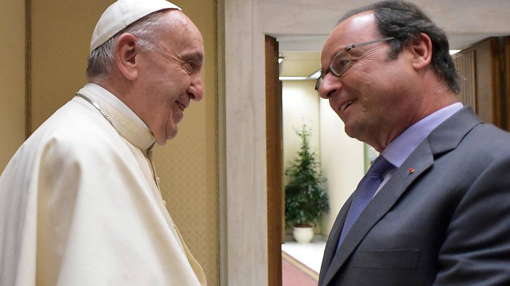 Warmer Empfang: Der französische Präsident Hollande (r.) bei Papst Franziskus.