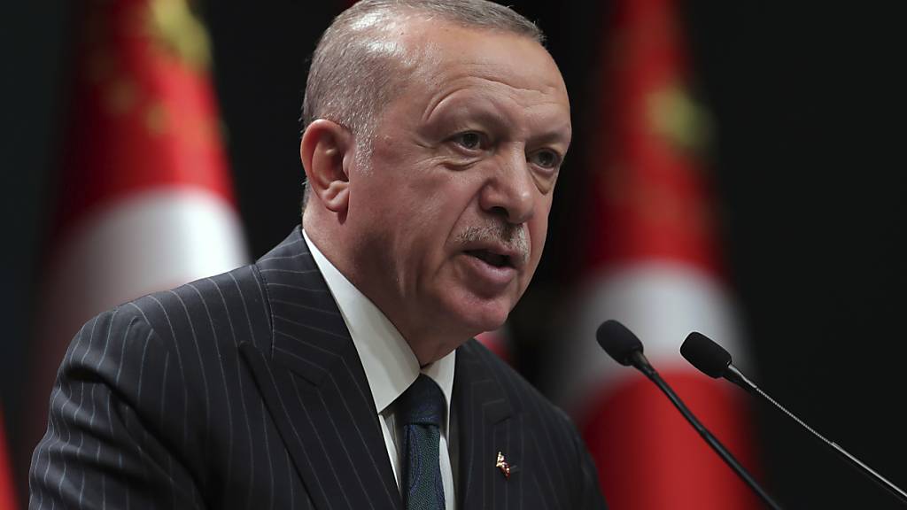 HANDOUT - Recep Tayyip Erdogan, Präsident der Türkei, spricht während einer Fernsehansprache im Anschluss an eine wöchentliche Kabinettssitzung. Foto: --/Turkish Presidency/ AP Pool/dpa - ACHTUNG: Nur zur redaktionellen Verwendung und nur mit vollständiger Nennung des vorstehenden Credits