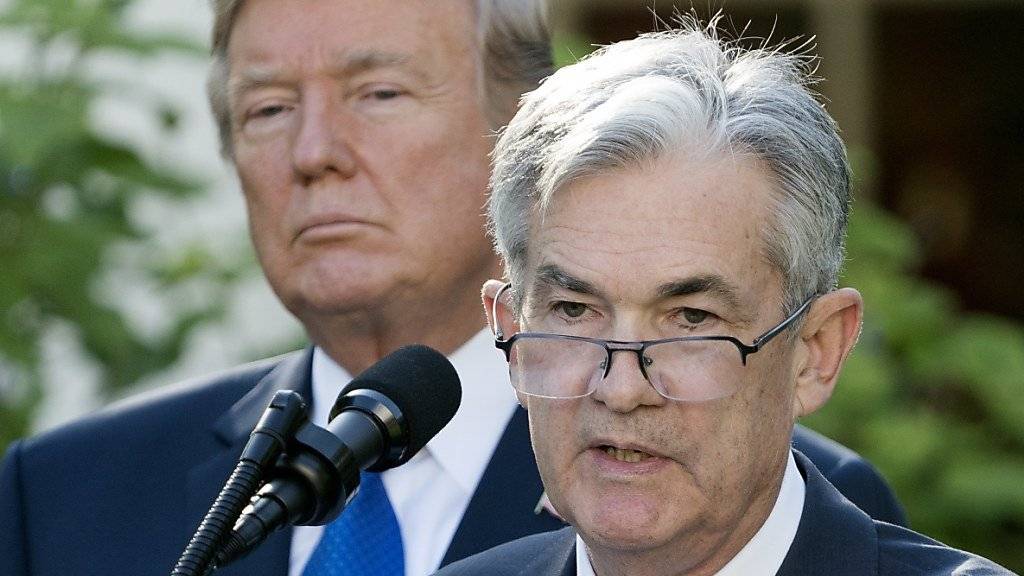 Der Chef der US-Notenbank, Jerome Powell (rechts), will sich nicht von US-Präsident Donald Trump (links) in die Politik der Zentralbank reinreden lassen. (Archivbild)