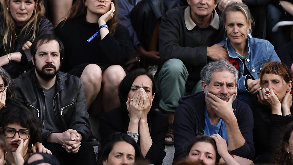 Menschen warten in Nates auf die Ergebnisse der zweiten Runde der Parlamentswahlen. Foto: Jeremias Gonzalez/AP/dpa