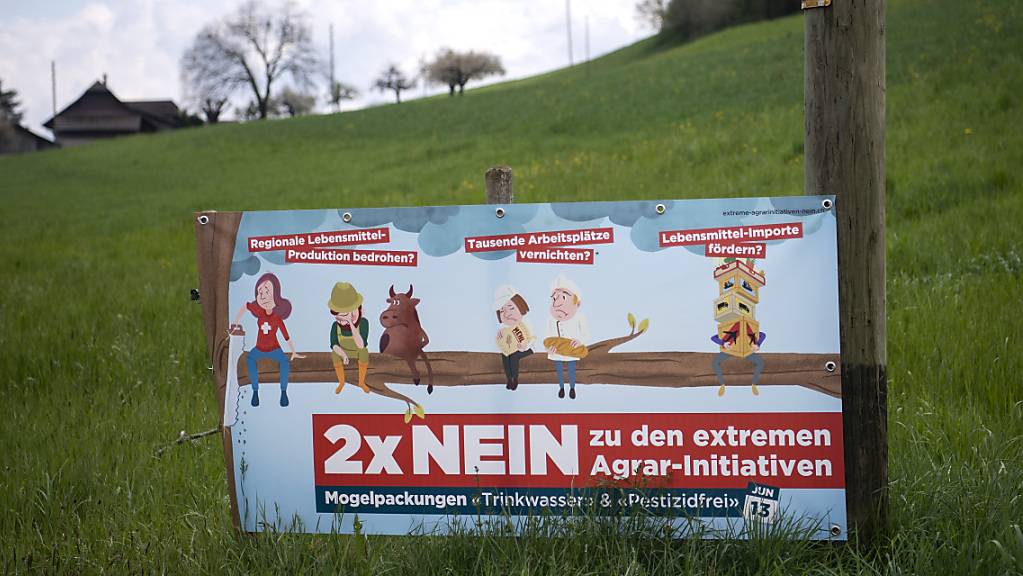 Wenig Freude über die Trinkwasser- und Pestizidinitiative haben die Bauern: Abstimmungspropaganda auf einem Feld in Uebeschi BE.