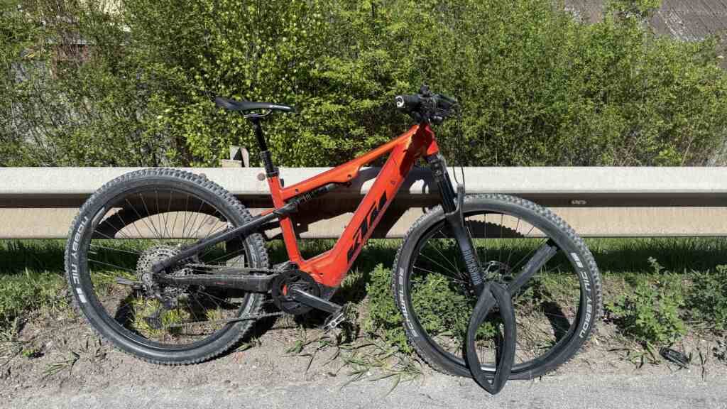 Der Mann stürzte von seinem E-Bike und schlug mit dem Kopf auf dem Asphalt auf.
