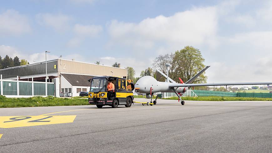 Die erste der neuen Drohnen der Schweizer Luftwaffe ist bereits zusammengebaut worden: Bis Ende 2023 stehen ihr insgesamt fünf weitere zur Verfügung.