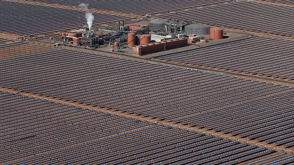 An China kommt im Solarzellenmarkt niemand vorbei, fünf der sechs grössten Hersteller von Solarzellen gehören der Volksrepublik: Solarkraftwerk im marokkanischen Ouarzazate. (Symbolbild)