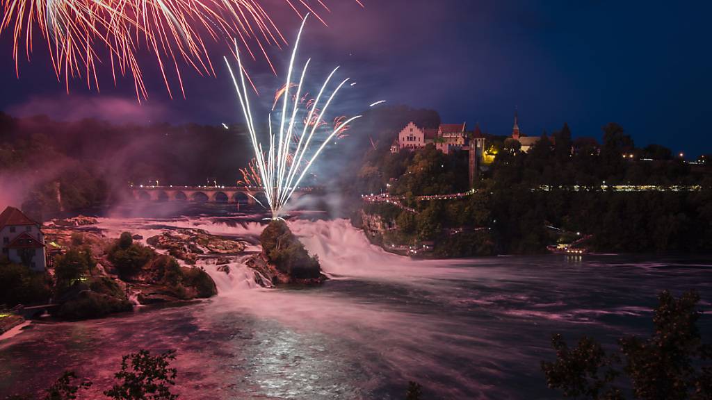 Das Feuerwerk «On the rocks» am Rheinfall begeistert jeweils die Massen. Dank Ausnahmebewilligung kann es in diesem Jahr stattfinden.