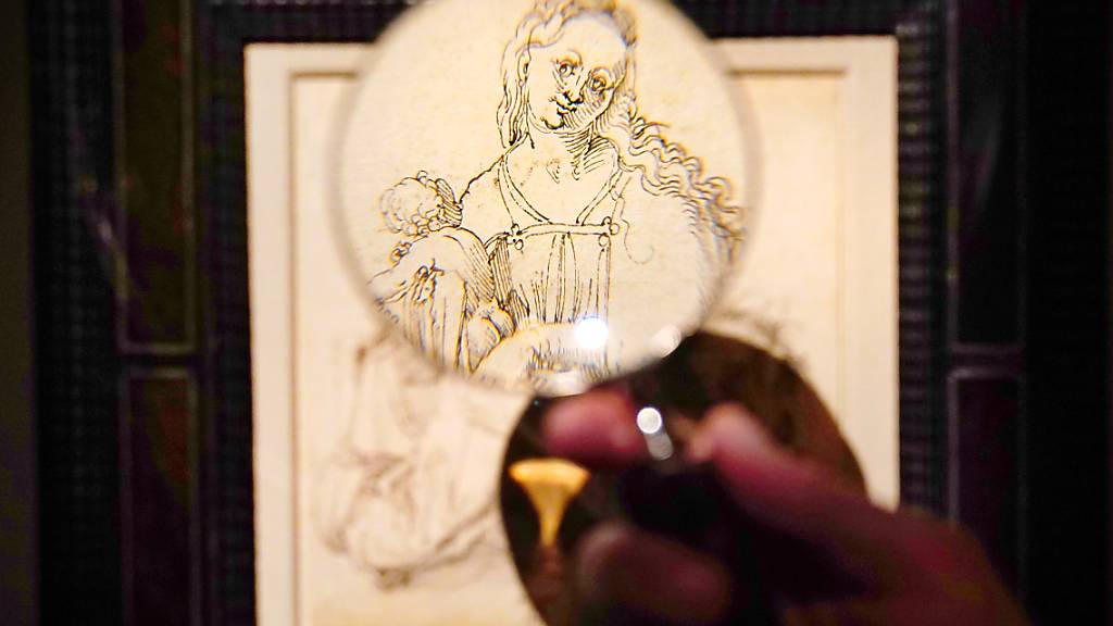 Blick durch eine Lupe auf die Feder- und Tuschezeichnung von Albrecht Dürer. Foto: Victoria Jones/PA Wire/dpa - ACHTUNG: Nur zur redaktionellen Verwendung und nur mit vollständiger Nennung des vorstehenden Credits