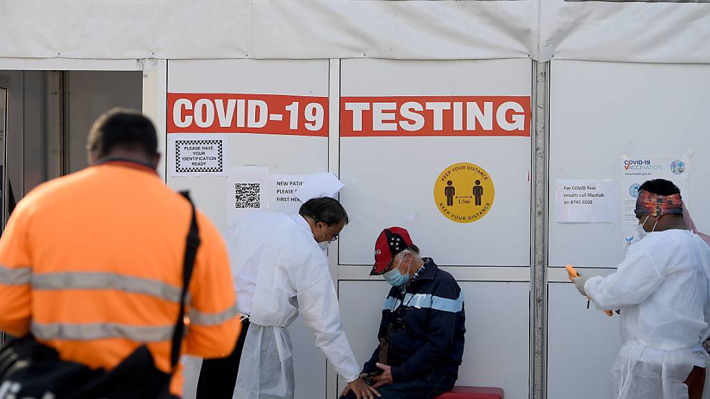 People are seen waiting to receive a Covid test in Lakemba, south west of Sydney, Friday, August 20, 2021. NSW has recorded 642 new local COVID-19 cases and four deaths as the government imposes curfews on Sydney's council areas of concern. (AAP Image/Dan Himbrechts) NO ARCHIVING