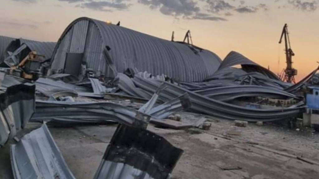 HANDOUT - Auf diesem von der Pressestelle der Regionalverwaltung Odessa zur Verfügung gestellten Foto ist in den frühen Morgenstunden in einem Donauhafen in der Nähe von Odesa ein zerstörter Getreidespeicher zu sehen. Foto: Uncredited/Odesa Regional Administration Press Office/AP/dpa/Archiv - ACHTUNG: Nur zur redaktionellen Verwendung und nur mit vollständiger Nennung des vorstehenden Credits