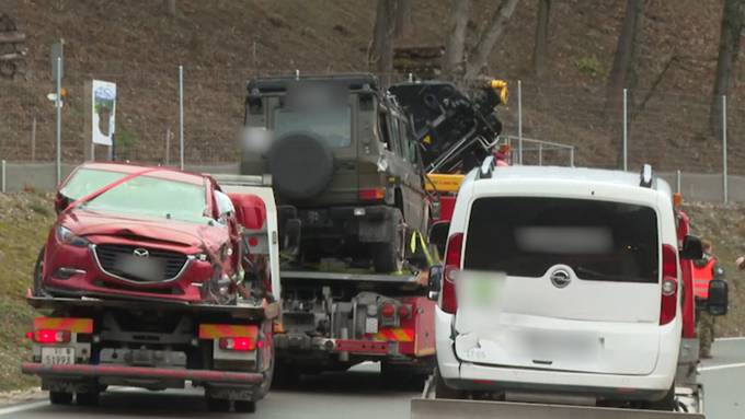 Unfall mit Militärfahrzeug in Mellingen – 1 Person aus Auto geschnitten