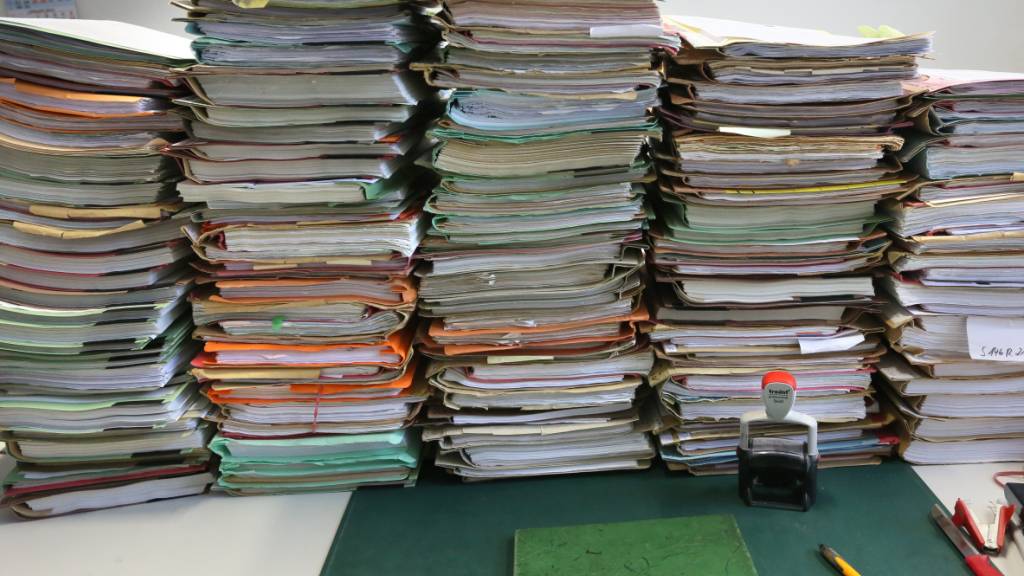 Mit einer geplanten Digitalisierungsplattform sollen die Aktenberge in der Justiz künftig deutlich reduziert werden. (Symbolbild)