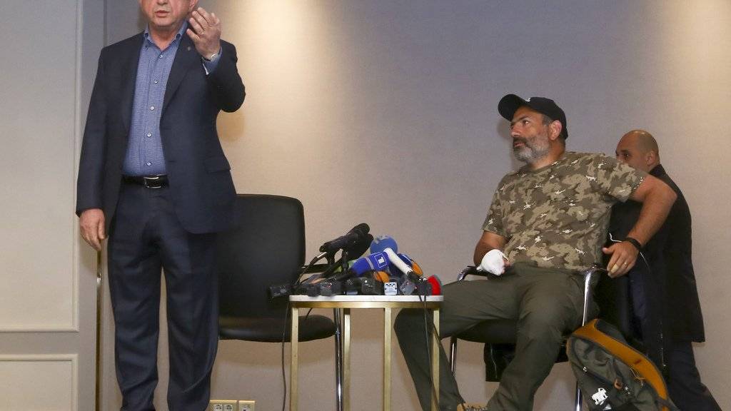 Armeniens Ex-Präsident und jetziger Regierungschef Sersch Sargsjan (l) beim Treffen mit Oppositionsführer Nikol Paschinjan (r), das er vor laufenden Kameras abbrach. Paschinjan wurde nach dem kurzen Treffen von der Polizei festgenommen.