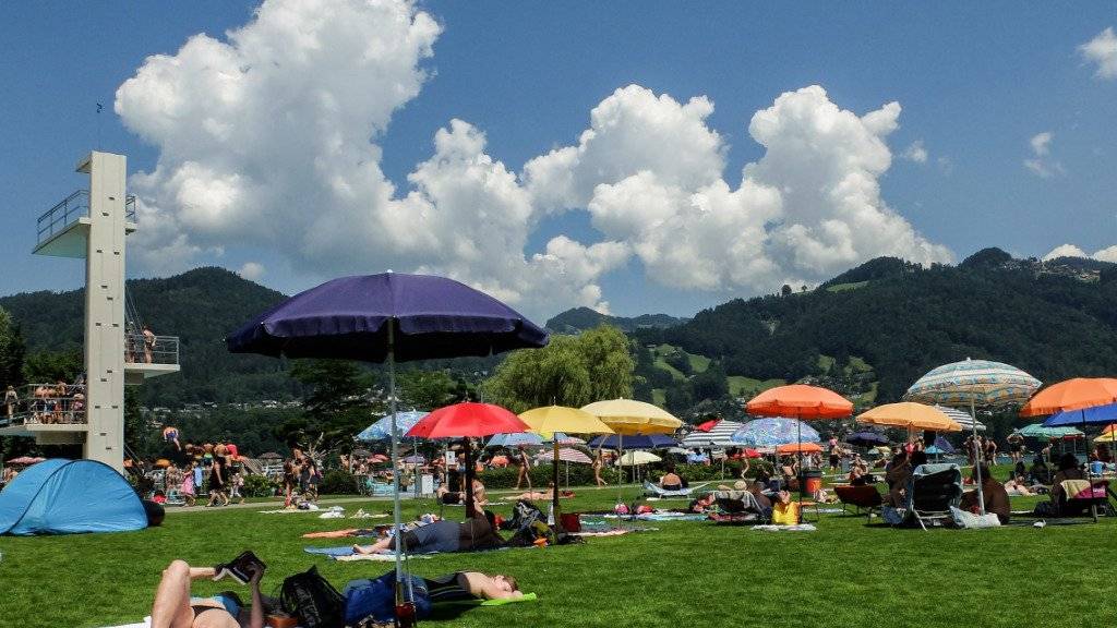 Badegäste geniessen das schöne Wetter im Strandbad in Thun. Freibäder sind Kulturgut in der Schweiz. Die meisten sind in die Jahre gekommen und sollten dringend saniert werden. Eine finanzielle Knacknuss für die Gemeinden.