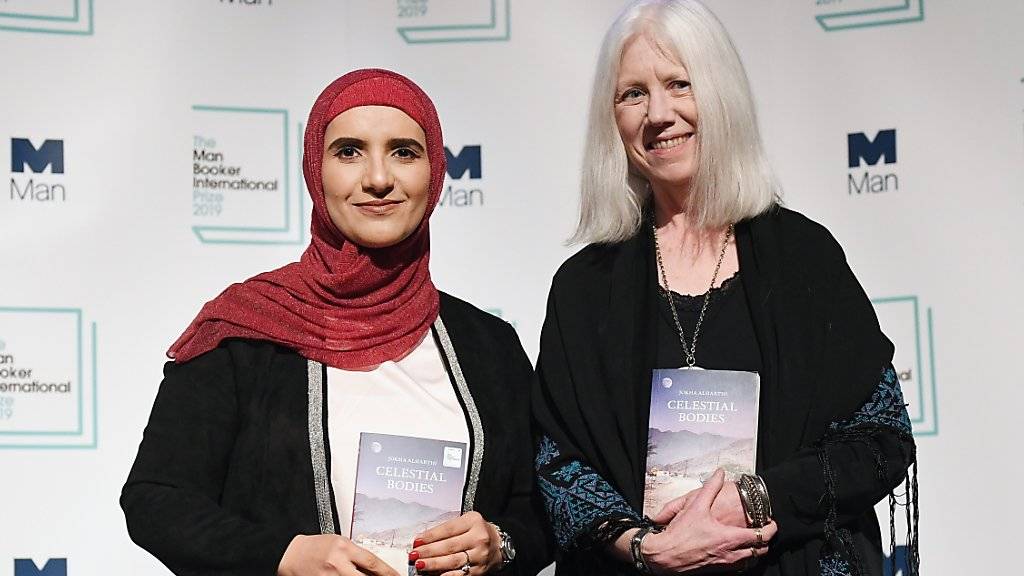 Die Schriftstellerin Jokha al-Harthi aus dem Sultanat Oman (links) und ihre Englisch-Übersetzerin Marilyn Booth (rechts) haben am Dienstag den diesjährigen Internationalen Man Booker Preis gewonnen.