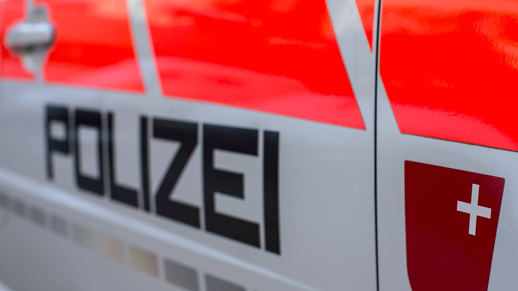 Die Kantonspolizei Schwyz vermeldete den schweren Unfall am Samstag.