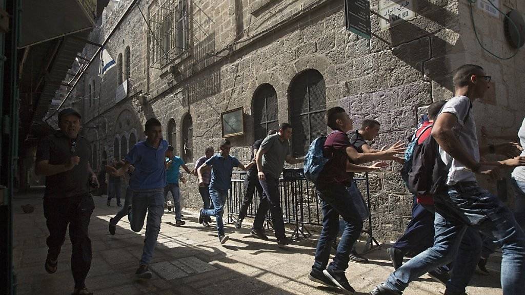 Bei der Al-Aksa-Moschee in Jerusalems Altstadt ist es in den vergangenen Tagen zu wüsten Szenen gekommen. Israels Regierungschef Netanjahu kündigte nun schärfere Strafen für Steinewerfer an.