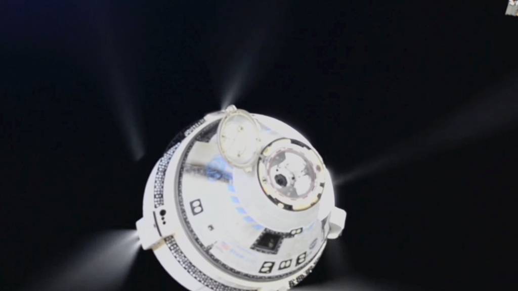 HANDOUT - In diesem Bild aus einem von der NASA zur Verfügung gestellten Video zündet die unbemannte Boeing Starliner-Kapsel ihre Triebwerke, als sie sich von der Internationalen Raumstation entfernt. Nach drei Monaten im All ist das krisengeplagte Raumschiff «Starliner» auf dem Weg zurück zur Erde. Foto: Uncredited/NASA/AP/dpa - ACHTUNG: Nur zur redaktionellen Verwendung und nur mit vollständiger Nennung des vorstehenden Credits