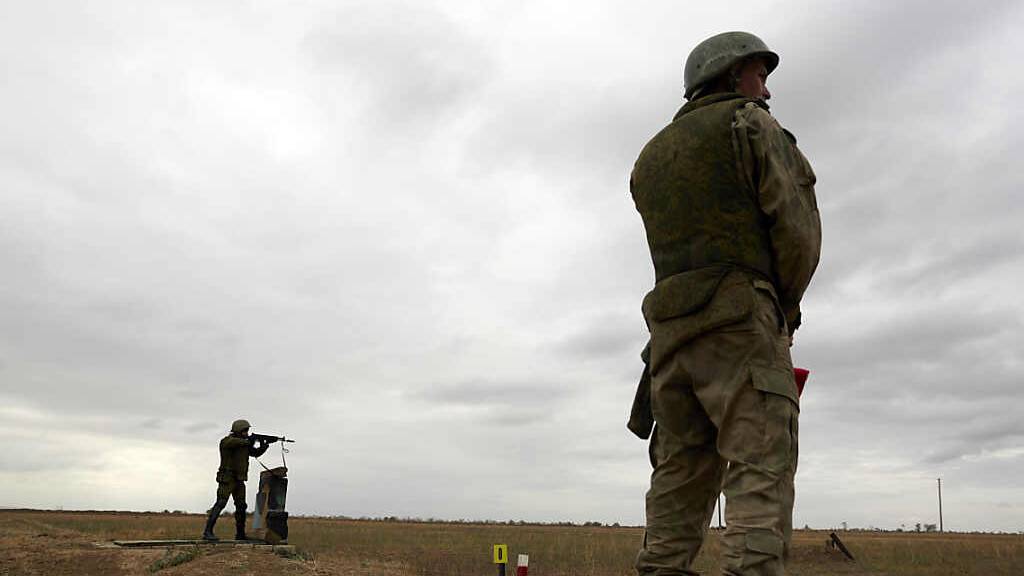 ARCHIV - Russische Rekruten auf einem Schießplatz während einer militärischen Trainingseinheit. Foto: Ivan Vysochinsky/ZUMA Press Wire/dpa
