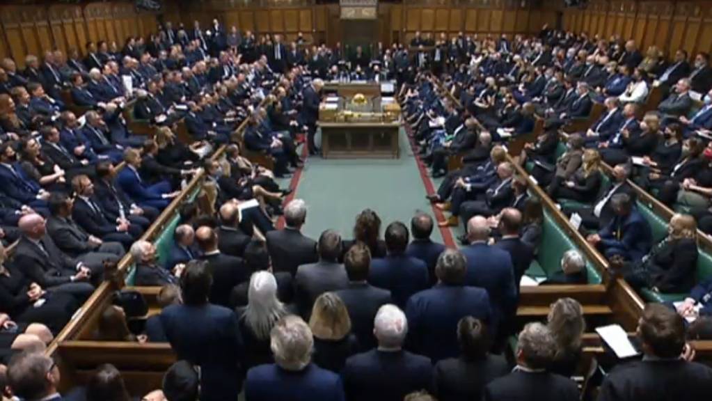 Boris Johnson (M), Premierminister von Großbritannien, hält eine Rede im britischen Unterhaus, während sich die Abgeordneten versammeln, um dem konservativen Abgeordneten Amess zu gedenken. 