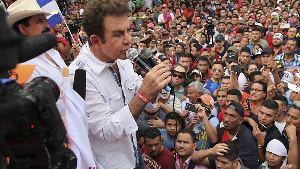 Der frühere Sportjournalist  Salvador Nasralla sieht sich als wahren Sieger der Präsidentschaftswahl in Honduras vom 26. November an und rief seine Anhänger zu Protesten auf.
