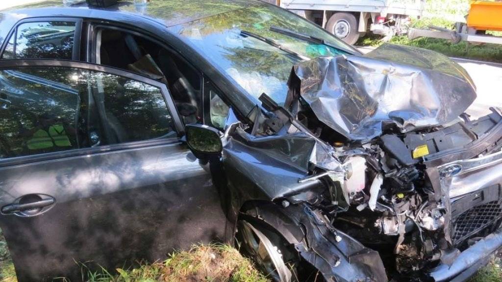 Bei einem Frontalzusammenstoss mit einem Lieferwagen in Rümikon AG erlitt die 83-jährige Fahrerin dieses Kleinwagens mittelschwere Verletzungen.
