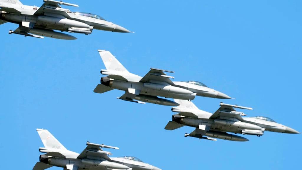 ARCHIV - Flugzeuge der polnischen Luftwaffe fliegen über einer Militärparade am Tag der polnischen Streitkräfte. Die polnische Luftwaffe stieg wegen russischer Angriffe auf die Ukraine zur Sicherung des eigenen Luftraums auf. Foto: Czarek Sokolowski/AP/dpa