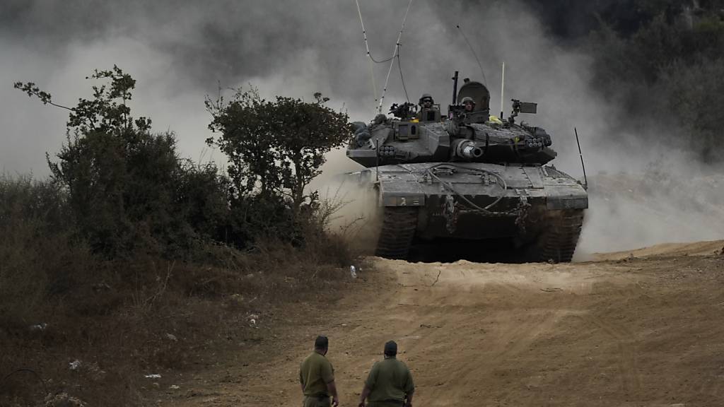 ARCHIV - Panzer der israelischen Armee manövrieren in einem Bereitstellungsraum im Norden Israels nahe der israelisch-libanesischen Grenze. Foto: Baz Ratner/AP/dpa