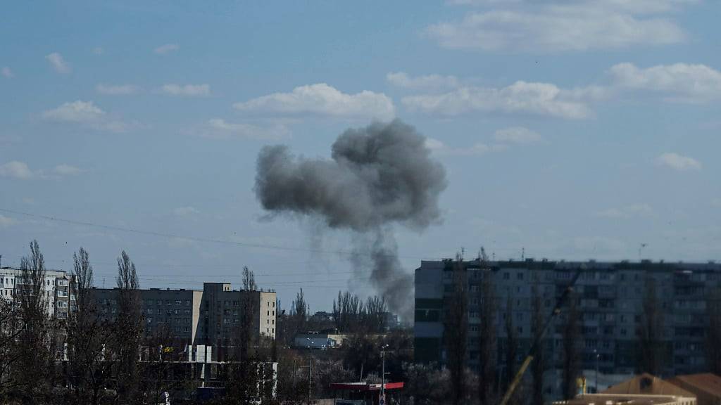 ARCHIV - Rauch steigt von einer Explosion nach einem russischen Drohnenangriff auf. Foto: Evgeniy Maloletka/AP/dpa