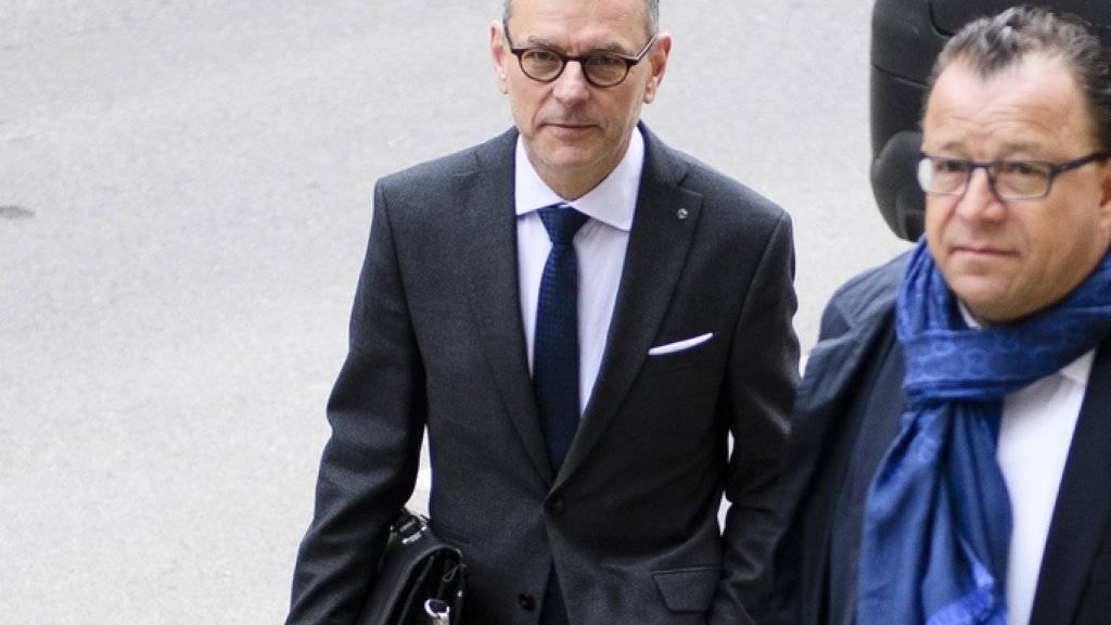Der Bieler SVP-Politiker Beat Feurer (links) auf dem Weg ins Amtshaus. Er wehrt sich gegen eine Verurteilung wegen Anstiftung zu Amtsgeheimnisverletzung.