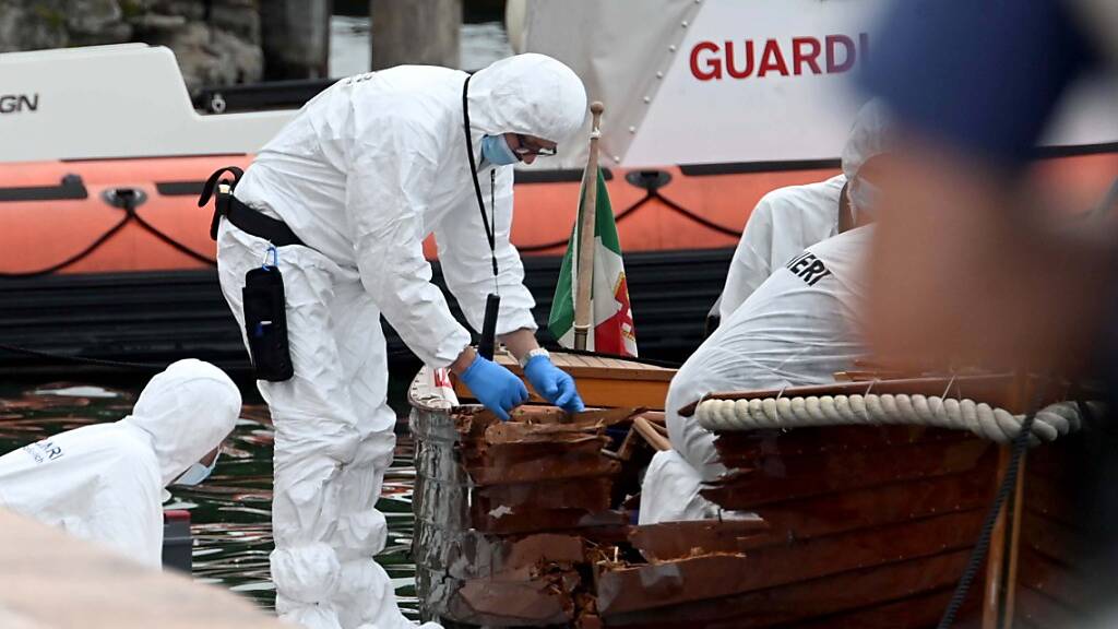 Italienische Forensiker begutachten den Schaden an einem Boot. Im Strafprozess um den tödlichen Motorbootunfall am Gardasee hat die Staatsanwaltschaft in Italien am Dienstag Haftstrafen für die beiden deutschen Angeklagten gefordert. 