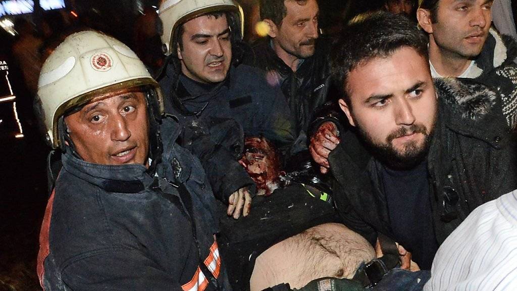 Sanitäter bringen einen Verletzten vom Anschlagsort im Zentrum von Ankara weg.