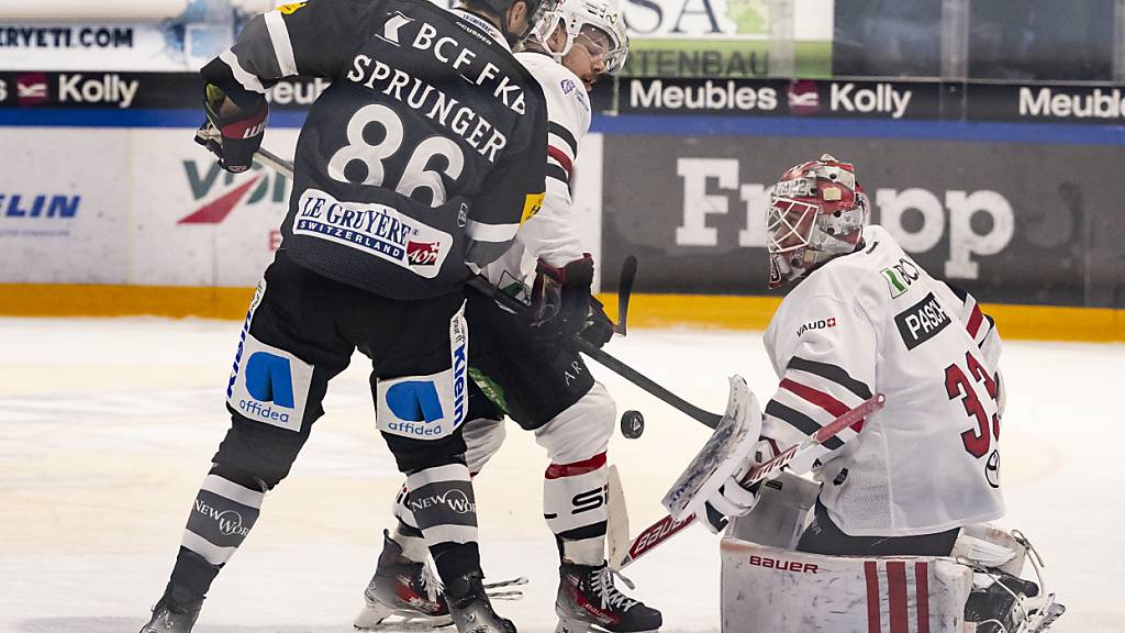 Druckvolle Freiburger, Lausanner in Bedrängnis: Gottérons Captain Julien Sprunger bedrängt Goalie Kevin Pasche