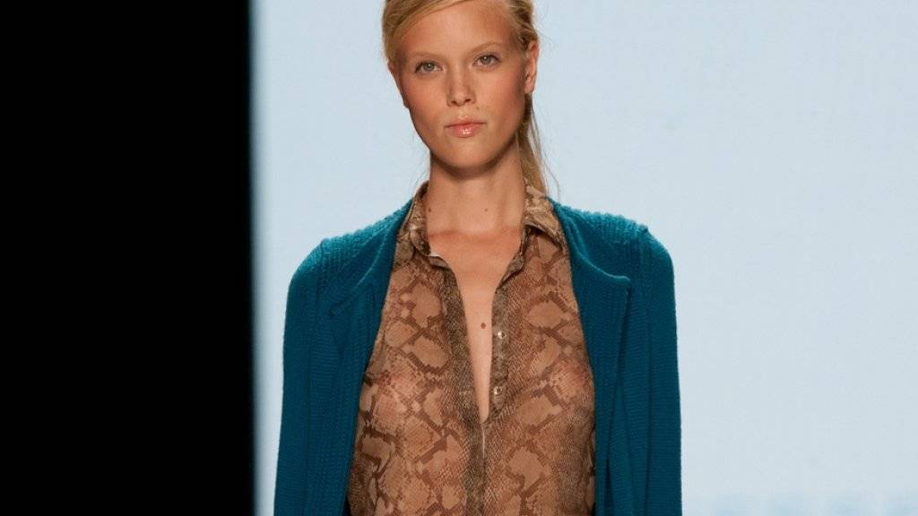 Ein Model präsentiert Kleider von Strenesse an der Fashion Week in Berlin. (Archiv)