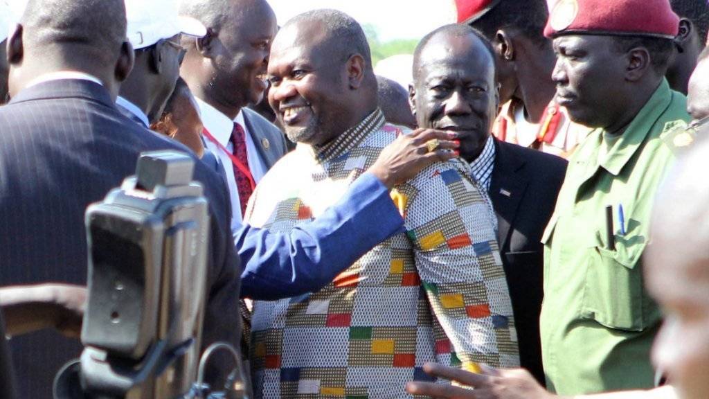Ex-Rebellenführer Riek Machar (Mitte, im bunten Hemd) wird bei seiner Ankunft in der südsudanesischen Hauptstadt Juba begrüsst.