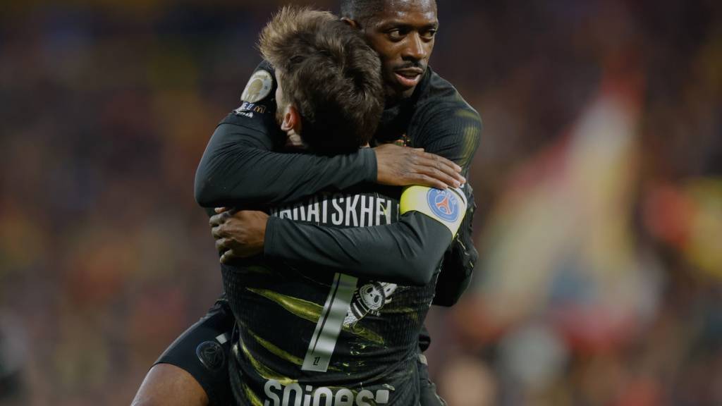 PSG-Captain Ousmane Dembélé umarmt Teamkollege und Siegtorschütze Chwitscha Kwarazchelia