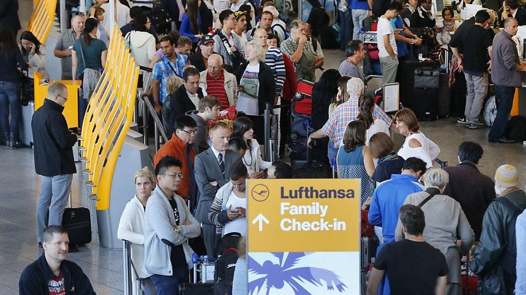Für diese Passagiere, die am Mittwoch in Frankfurt Schlange stehen, kommt das Streikende zu spät. Ab Donnerstag herrscht aber wieder Normalität.