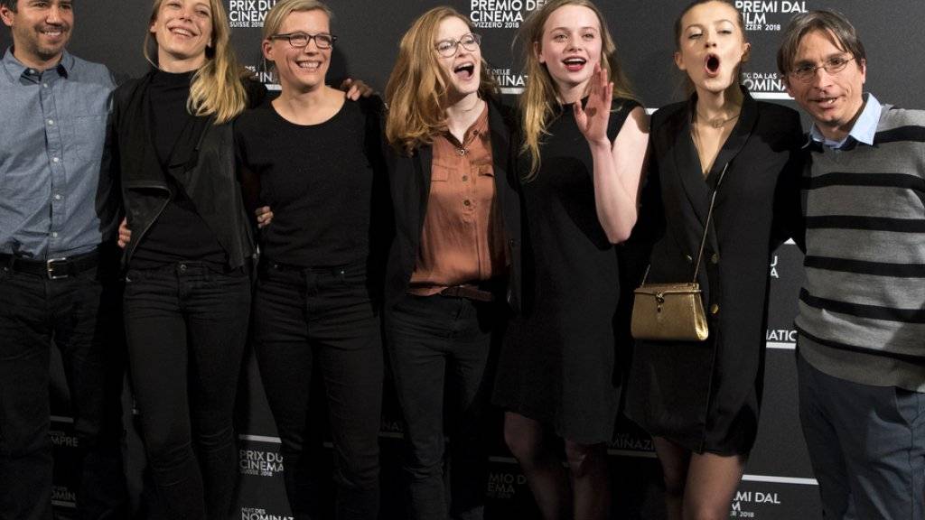 Die Favoriten des diesjährigen Schweizer Filmpreises: Das «Blue my Mind»-Team um Regisseurin Lisa Brühlmann (4.v.r.) und Hauptdarstellerin Luna Wedler (3.v.r.) ist in sieben Kategorien nominiert. (Archivbild)