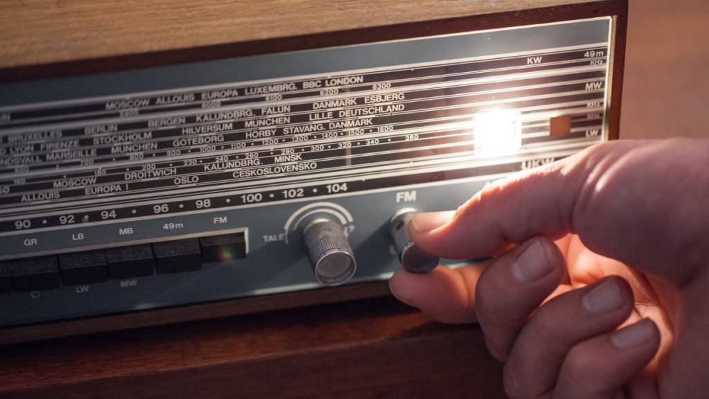 Früher wie heute hat das Radio viele Hörerinnen und Hörer. Besonders in der Deutschschweiz wird das Angebot rege genutzt.