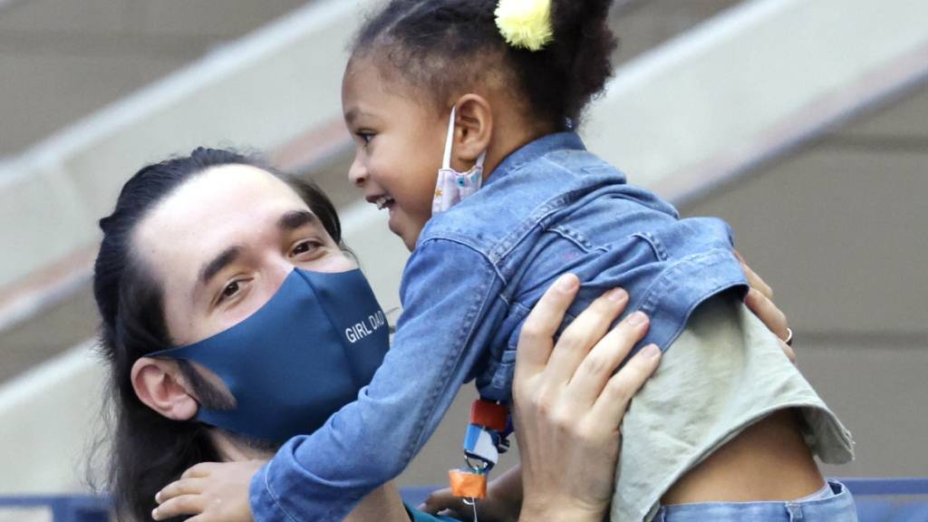 Dank der erfolgreichen Mama im Mittelpunkt: die dreijährige Alexis junior, Tochter von Serena Williams, schaut mit ihrem Vater Alexis Ohanian zu