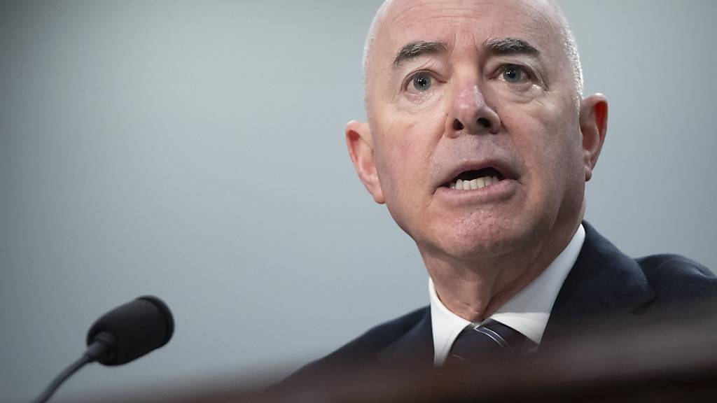 ARCHIV - Heimatschutzminister Alejandro Mayorkas spricht während einer Anhörung vor dem Unterausschuss für Heimatschutz des Haushaltsausschusses des Repräsentantenhauses auf dem Capitol Hill. Foto: Mark Schiefelbein/AP/dpa