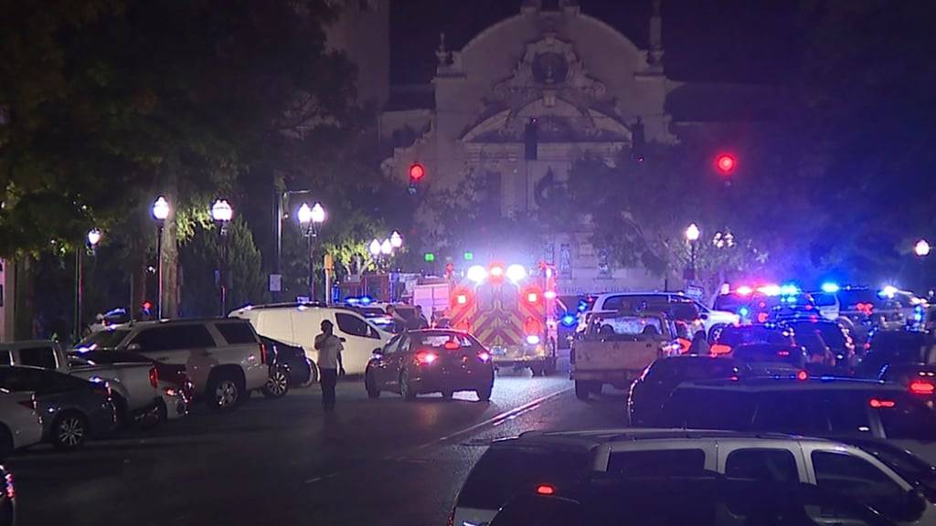 HANDOUT - Polizei- und Rettungsfahrzeuge im Vergnügungsviertel der US-Stadt Birmingham nach einer Schießerei. Foto: Bill Castle/WBMA/AP/dpa - ACHTUNG: Nur zur redaktionellen Verwendung im Zusammenhang mit der aktuellen Berichterstattung und nur mit vollständiger Nennung des vorstehenden Credits