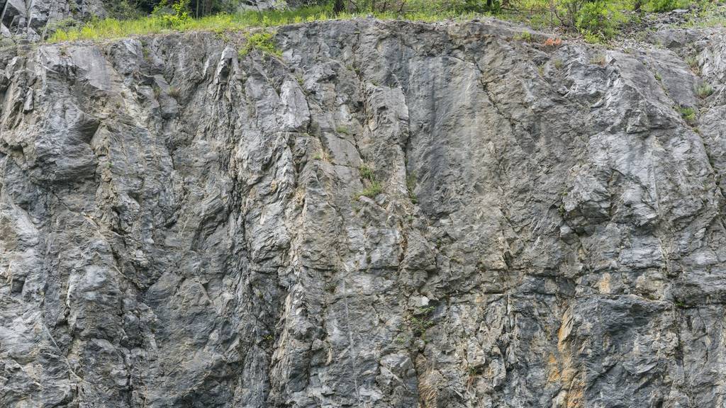 35-Jährige stürzt nahe Schweizer Grenze Felswand hinab und stirbt
