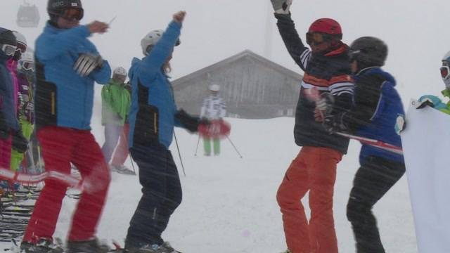 Promis vergnügen sich auf Skiern