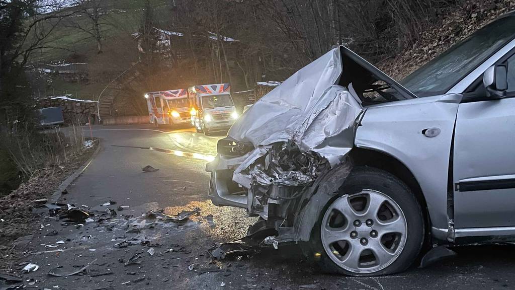 Mehrere Unfälle mit Autos – 33-jähriger Velofahrer schwer verletzt